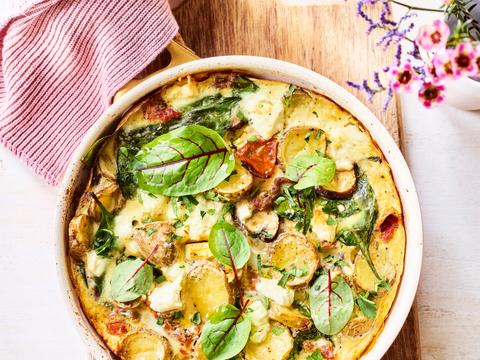 Frittata met krieltjes, gehakt, spinazie, zongedroogde tomaatjes en feta