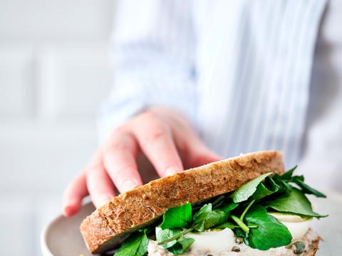 Club sandwich met vitello tonnato en waterkers