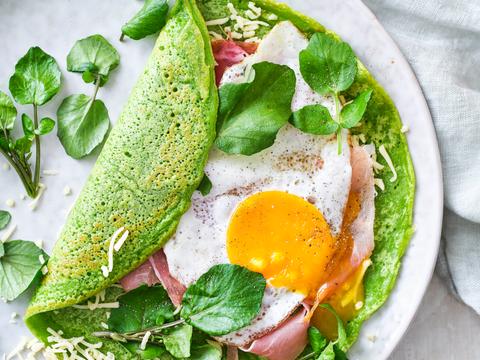 Groene pannenkoekjes van waterkers met parmaham