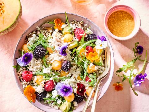 Bessen-bloemensalade met pulled chicken