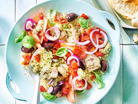 Griekse orzosalade met gegrilde artisjok, tomaat en olijvensalsa