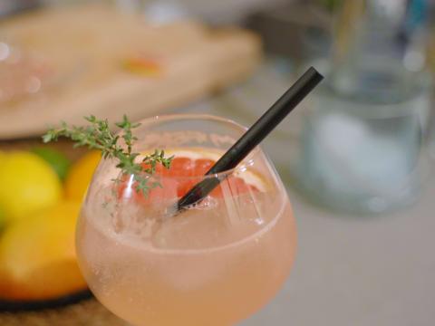 Mocktail met pompelmoes en tijm