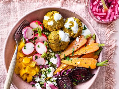 Lauwwarme couscoussalade met kurkumafalafel