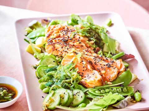 Groene salade met sesamzalm en gember-honingdressing