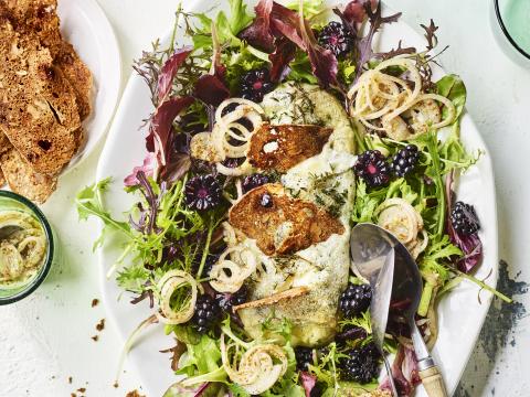 Salade met zachte geitenbrie, bramen en rozijnenbrood