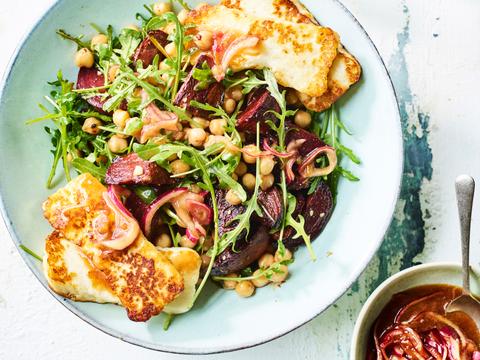 Gekaramelliseerde rode biet met halloumi en een vinaigrette van rode ui en marmelade