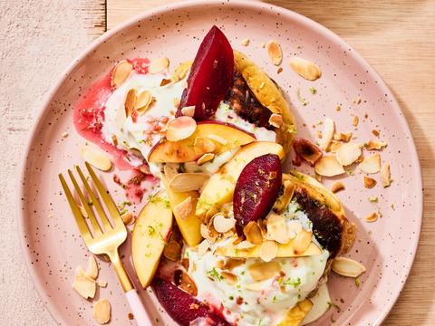 Wentelteefjes van krentenbollen met pruimen, nectarines en limoenroom