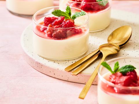 Panna cotta met honing, rabarber en frambozen