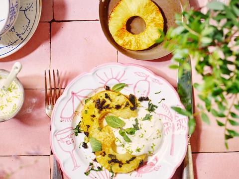 Gebakken ananas met muntsuiker en limoenyoghurt