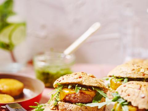 Minicheeseburgers met salsa verde