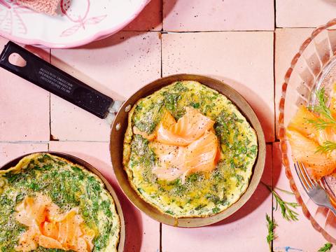 Omelet met groene kruiden en gerookte zalm