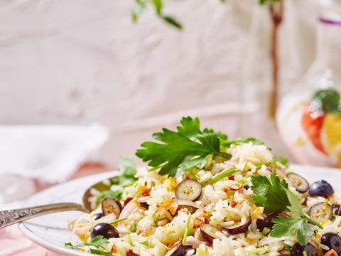 Rijstsalade met blauwe bessen, amandelen en rode ui