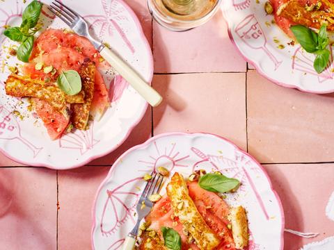 Gebakken halloumi met watermeloen, pistache en basilicum
