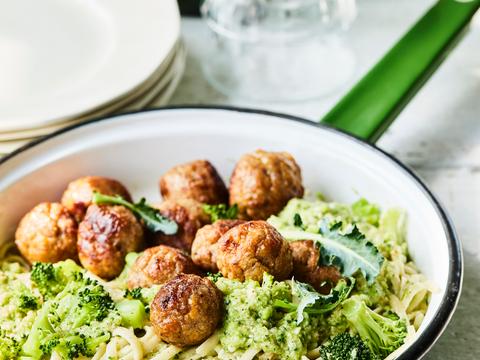 Pasta met broccolipesto en gehaktballetjes