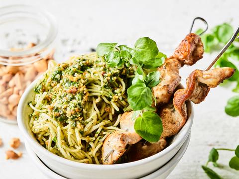 Pasta met oosterse pesto en kipsatés