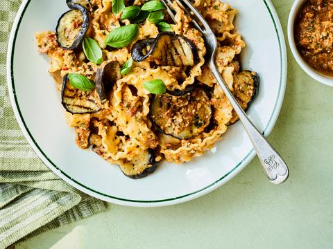 Pasta met Siciliaanse pesto en gegrilde aubergine