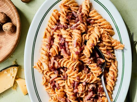 Pasta met paprikapesto, spek en belegen kaas
