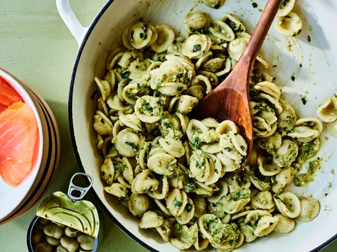 Pasta met tuinbonenpesto en gerookte zalm