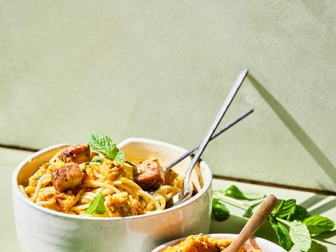Vegan pasta met wortelpesto en tofoe