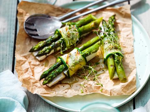 Rolletjes van groene asperges, courgette en feta
