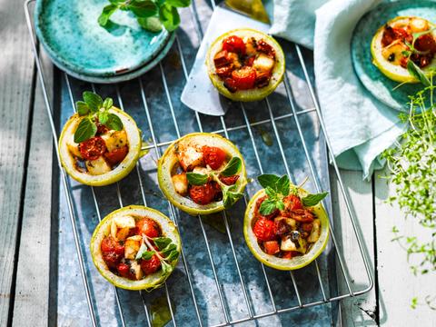 Gevulde koolrabi_s met zongedroogde tomaatjes en halloumi