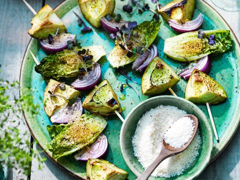 Spiesjes van gegrilde little gem, rode ui en avocado met parmezaan