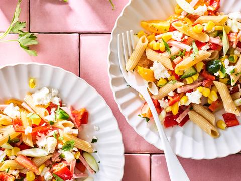 Salade van volkorenpenne met feta en ham