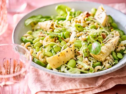 Crunchy salade van volkorenmacaroni met komkommer, edamame en artisjokhartjes