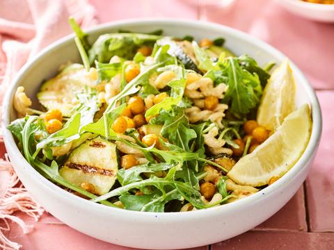 Speltspirelli met geroosterde kikkererwten, gegrilde courgette en kerrie-yoghurtsausje