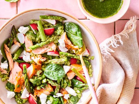 Salade van volkorenorzo met spinaziepesto, warmgerookte zalm en geitenkaas