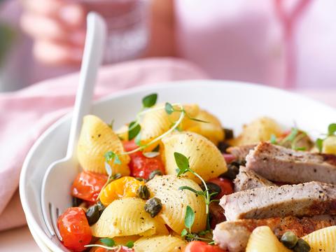 Pasta met kerstomaten, kappertjessaus en varkenskoteletjes