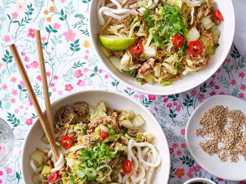 Gewokte noedels met gehakt, spitskool en paksoi