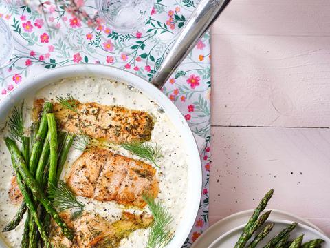 Zalm in mosterdsaus met gegrilde asperges