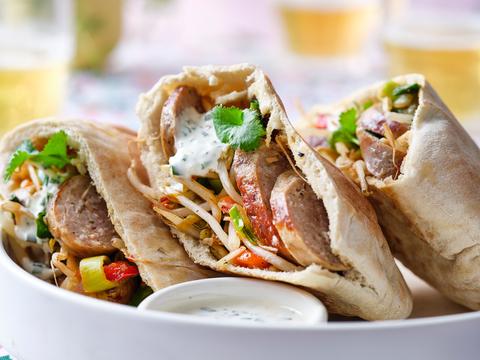 Pita met wokgroenten, worst en knoflooksaus