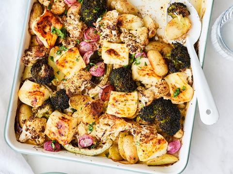 Geroosterde lentegroenten en halloumi van de bakplaat met frisse kruidendip