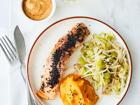 Zoeteaardappelpuree met zalm, pittig gewokte groenten en pindadip