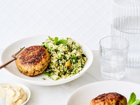 Broccoli-kippenburgers met groene taboulé