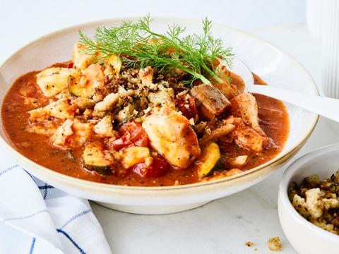 Italiaans visstoofpotje met venkel, courgette, kerstomaatjes en pangrattato