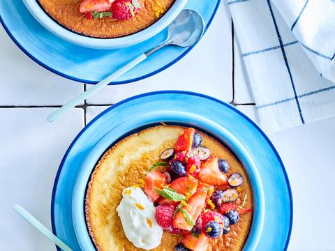 Zoete omelet met rood fruit