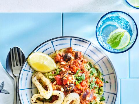 Gegrilde inktvisringen met courgetti en caponata