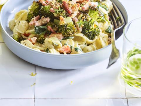 Romige pasta met broccoli en spekjescrumble