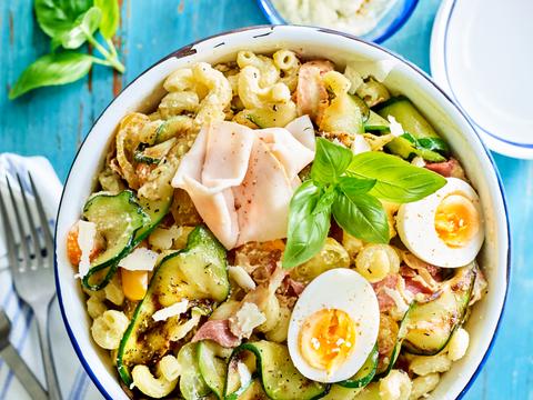 Pastasalade met avocado-parmezaandressing, pancetta en gerookte kip