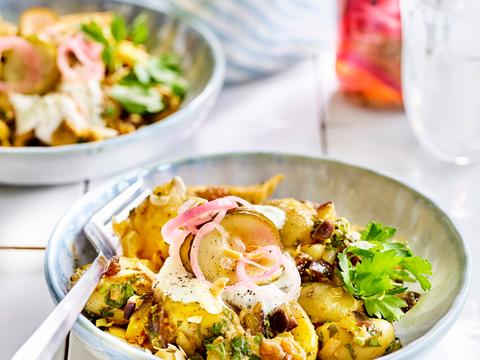 Zomers aardappel-kippannetje met gepekelde komkommer