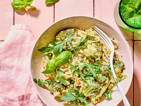 spaghetti met broccoli en geitenkaas-pestosaus