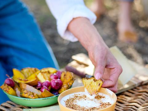 Geitenkaas-dukkahdip met geroosterd fruit