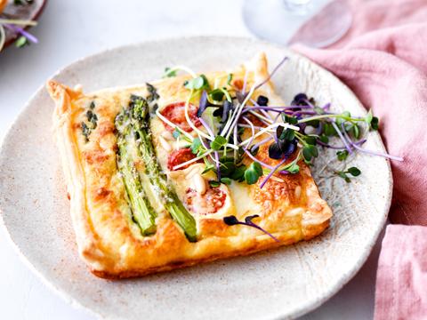 Minibladerdeeggebakjes met groene asperges, kerstomaten en mozzarella