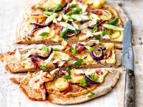 Volkorenflammkuchen met krieltjes, ham en rode ui