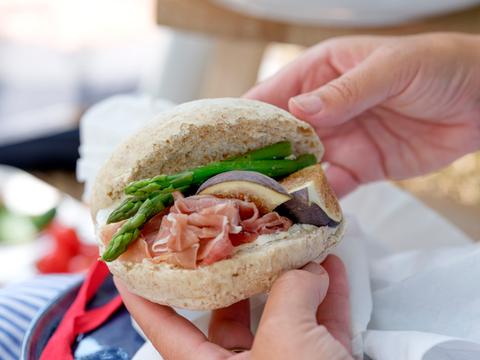 Pistolets met prosciutto, groene asperges en vijgen
