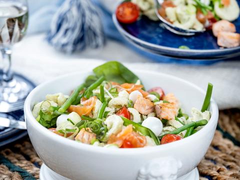 Pastasalade met zalmblokjes