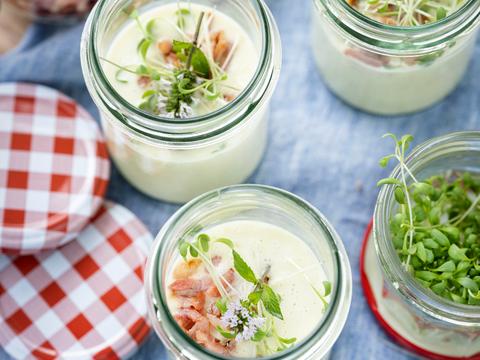 Vichyssoise met komkommer, cress en krokant spek
